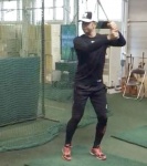 復帰後、バットを持ち練習する横田慎太郎さん