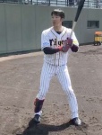 ２０１９年、グラウンドで練習する横田慎太郎さん。目の後遺症でボールが正確に捉えられず、バッターボックスに入れなかった。それでもピッチャーの動きに合わせてバットを振った