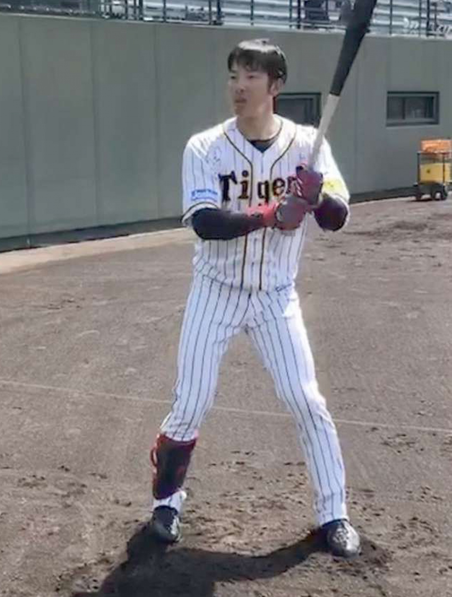 ２０１９年、グラウンドで練習する横田慎太郎さん。目の後遺症でボールが正確に捉えられず、バッターボックスに入れなかった。それでもピッチャーの動きに合わせてバットを振った