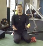 復帰直後の横田慎太郎さん。最初は軟球を使って感覚を取り戻す練習をした