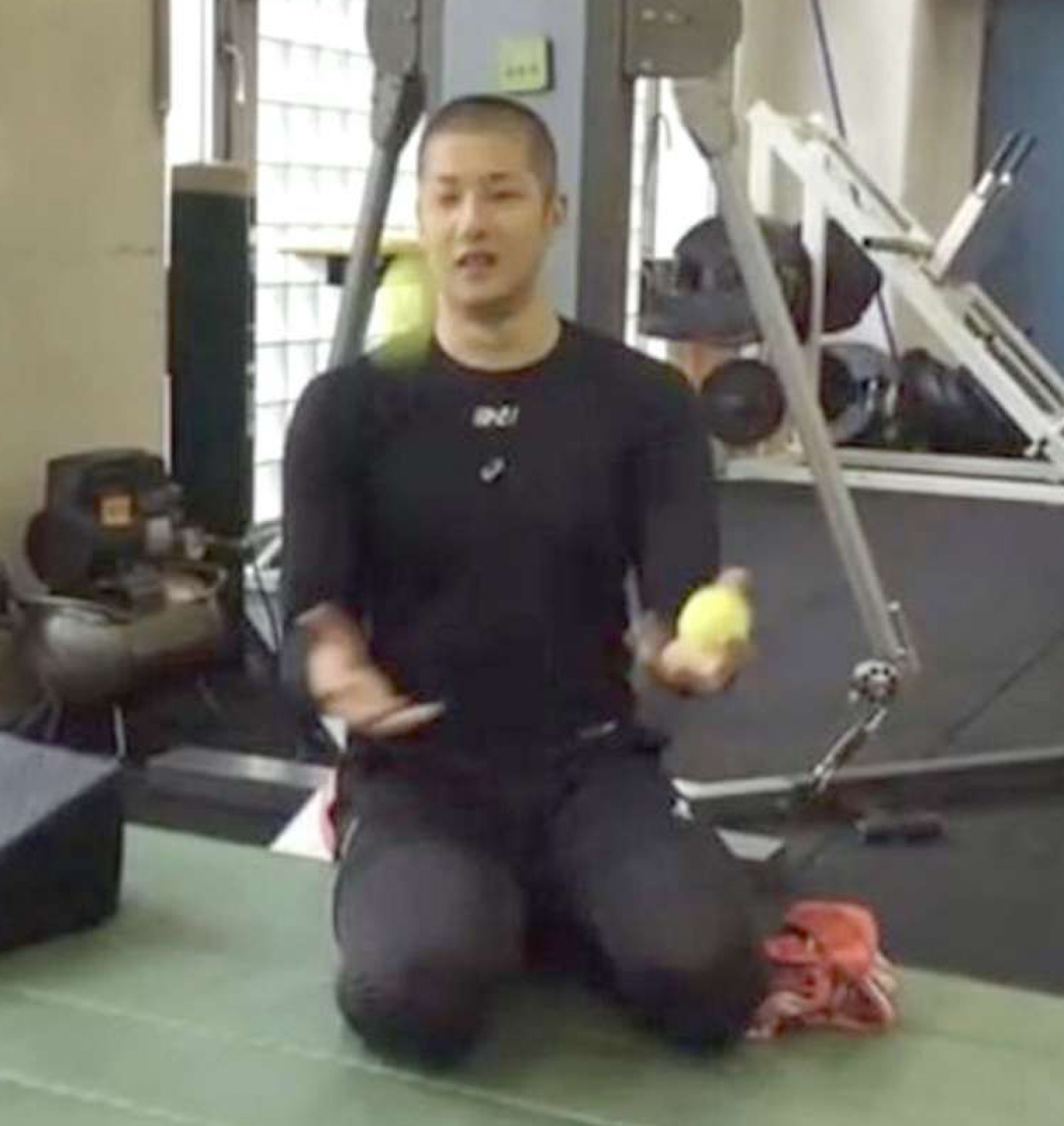 復帰直後の横田慎太郎さん。最初は軟球を使って感覚を取り戻す練習をした