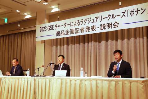 会見する菊永正三南薩観光社長（中央）、ポナンの伊知地亮日本・韓国支社長（右）ら＝２４日、鹿児島市の城山ホテル鹿児島