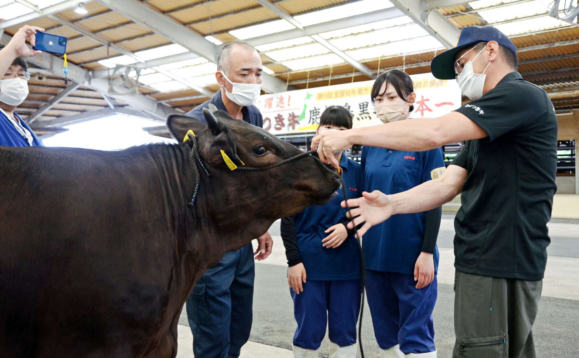 ロープの結び方を学ぶ生徒＝２６日、鹿屋市の肝付中央家畜市場