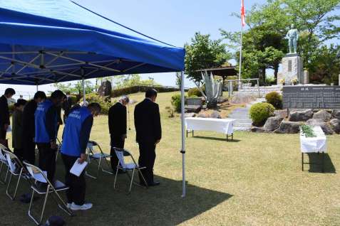 黙とうする遺族ら