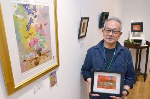 鮮やかな花びらで彩った絵が並ぶミヤギタケオさんの個展＝鹿児島市のマルヤガーデンズ