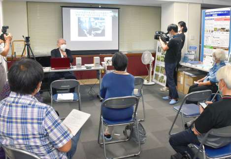オンライン交流会で奄美の復帰運動を説明する楠田哲久さん＝２９日、奄美市名瀬港町の鹿児島大学国際島嶼教育研究センター奄美分室