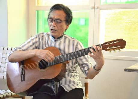 弾き語りする川野恭司さん＝鹿児島市名山町
