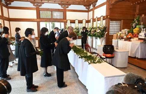 特攻戦没者を悼み献花する参列者＝南九州市の知覧特攻平和観音堂