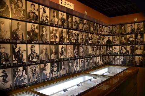 知覧特攻平和会館に展示される、亡くなった隊員の遺影＝南九州市知覧