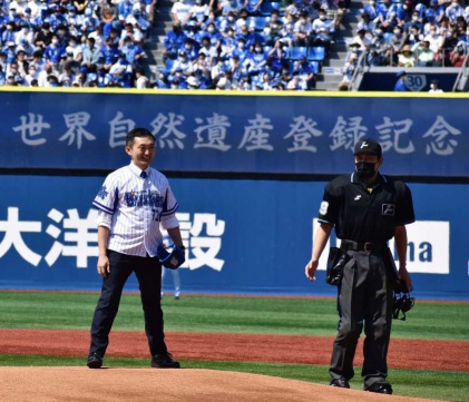 プロ野球・横浜ＤｅＮＡ対中日ドラゴンズ戦の「奄美デー」で始球式に臨む安田壮平・奄美市長＝横浜市の横浜スタジアム