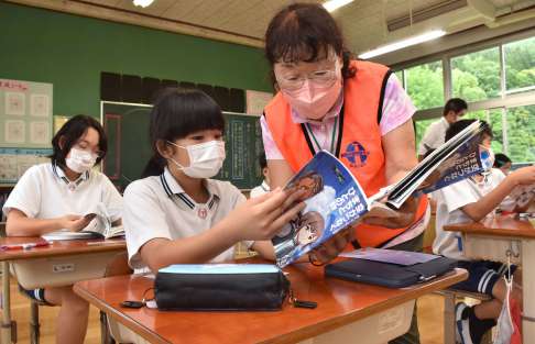 鹿屋市などが作った特攻隊を描いた漫画本を使って学ぶ児童＝２７日、同市の鶴峰小学校