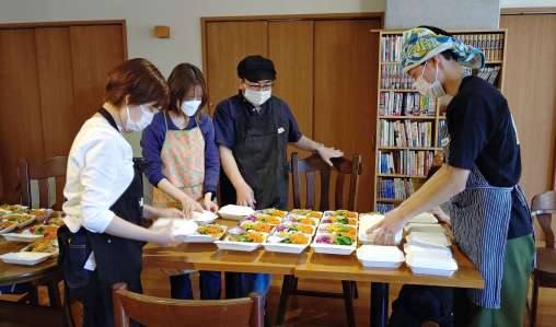 テークアウトの弁当を作る「ナポリ通りのこども食堂」のボランティアスタッフ。価格上昇に気をもみながらも栄養バランスに工夫を凝らす