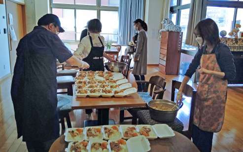 弁当を作る「ナポリ通りのこども食堂」のボランティアスタッフ＝鹿児島市上之園町