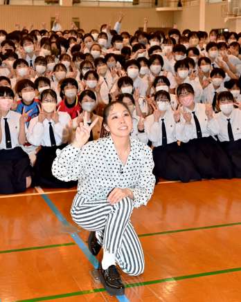 生徒と記念撮影するＡＩさん＝鹿児島市玉里町の鹿児島女子高校