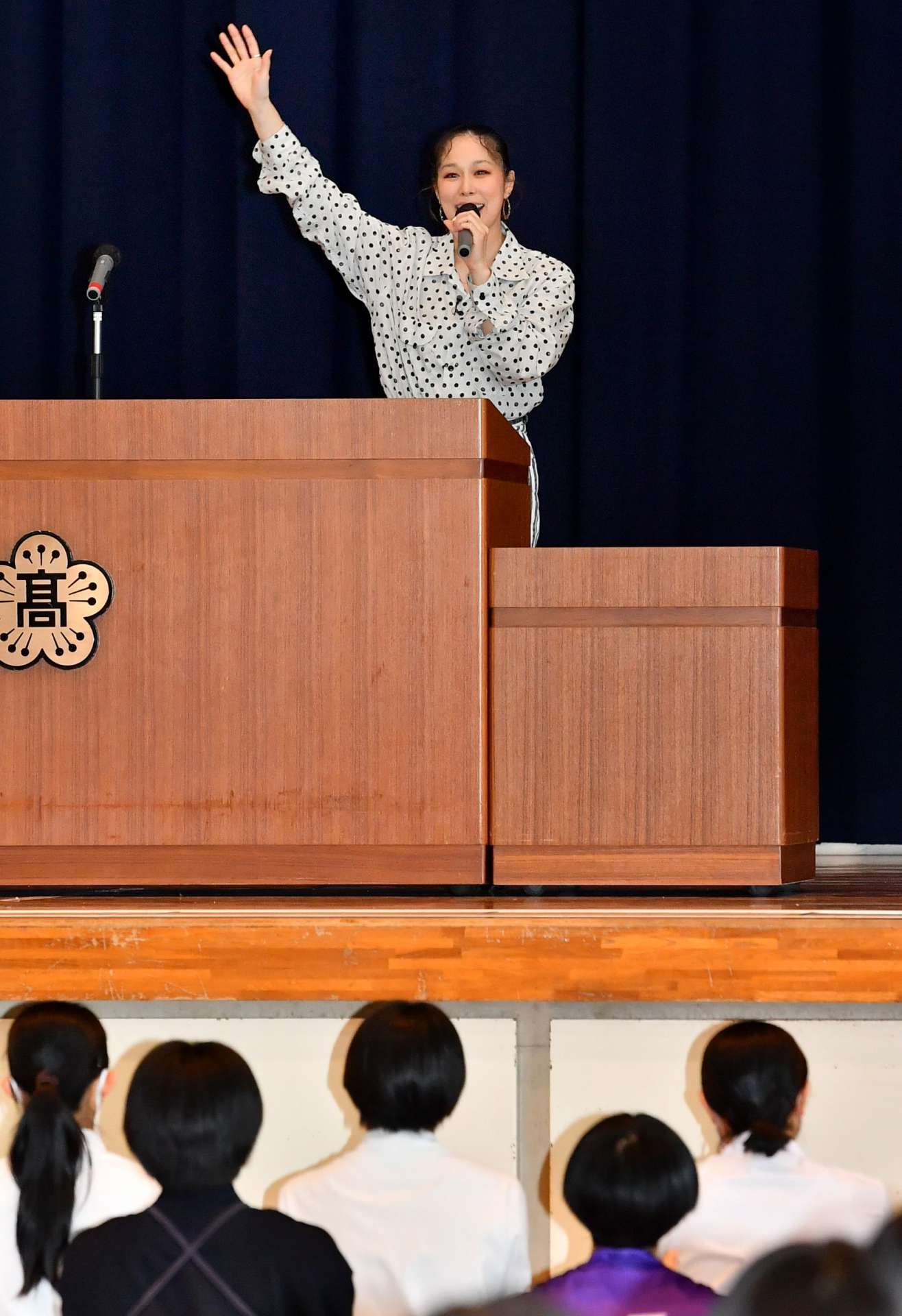 壇上で生徒を激励するＡＩさん