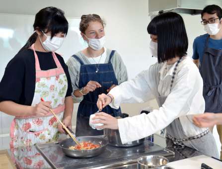 ボルシチ作りを教える郡山虹夏さん（左から２人目）＝鹿児島市加治屋町のかごしま国際交流センター