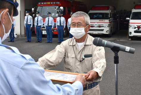 消防署長から感謝状を受ける皆倉自治会の諏訪原美義会長（右）