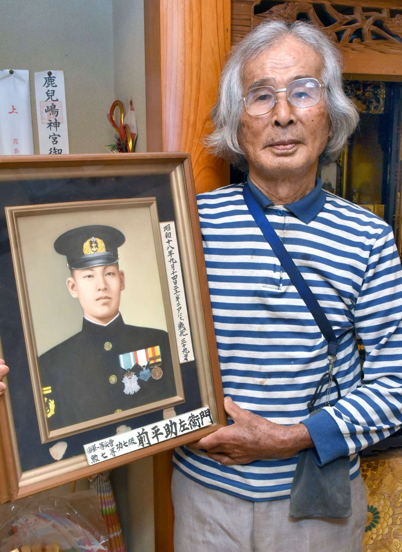 両親の死を思い出すと今でも涙が出ると語る前平和真さん＝霧島市隼人町小田