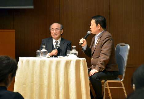 「Ｄｒ．コトー」のモデルとなった瀬戸上健二郎医師（左）と離島医療について語り合う漫画家の山田貴敏さん。地域包括ケアシステムの推進集会にて＝２０２０年２月、鹿児島市