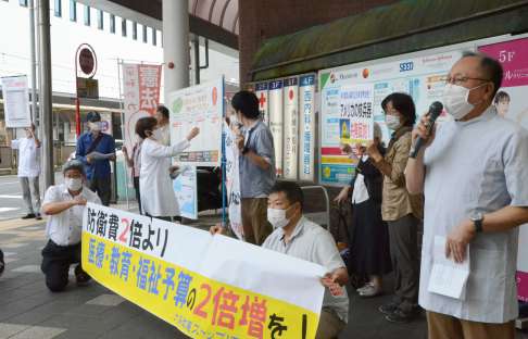 憲法９条の改正反対を訴える医療従事者＝２９日、鹿児島市の天文館