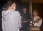 ５月、女子高校生からお礼の品を受け取る岩拓夢さん（左）と伊東未来さん