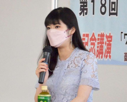 改憲阻止のための市民運動の在り方を説く菱山南帆子さん＝４日、鹿児島市の県市町村自治会館