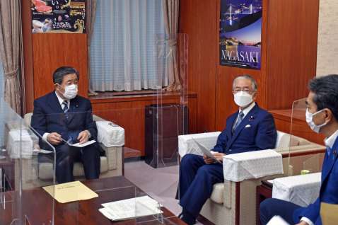 食料安全保障の強化の必要性を説明する自民党の森山裕総務会長代行（左）と金子原二郎農相（中央）と＝２４日、農水省