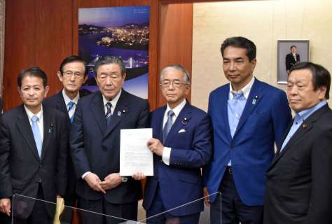 食料安全保障の強化を求める自民党の提言書を受け取る金子原二郎農相と森山裕総務会長代行（左から３番目）