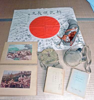 野田洋一郎さんが収集家から寄贈された戦争遺物の一部