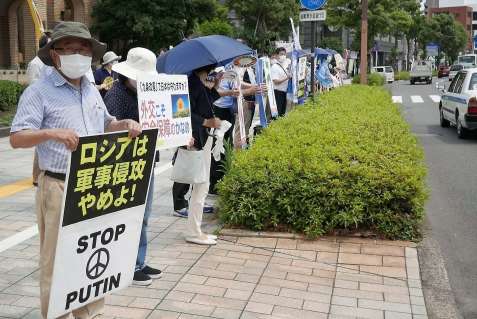 「原水爆禁止国民平和大行進」でつじ立ちする参加者＝１０日、鹿児島市
