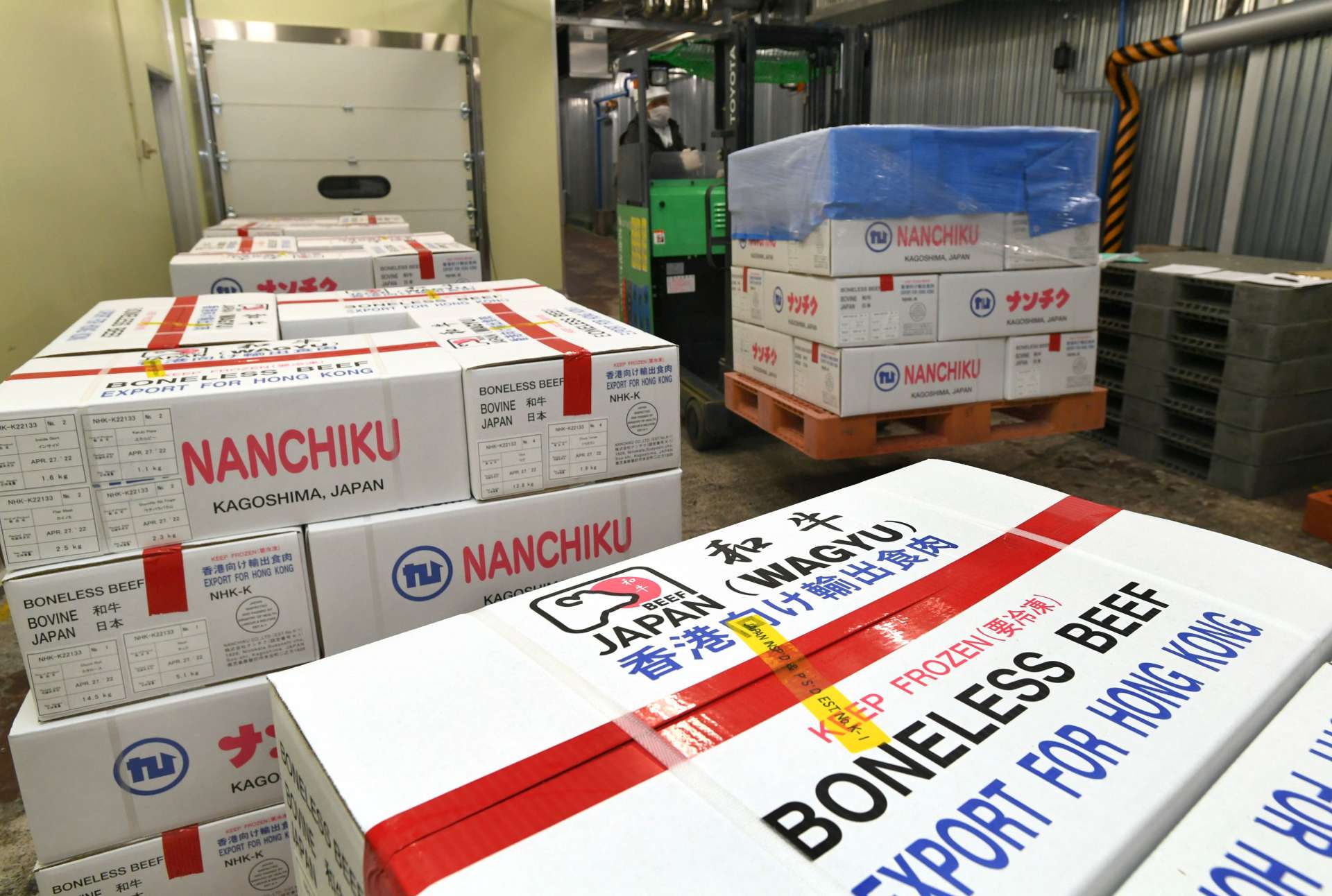 香港に向けて出荷される和牛肉＝５月２４日、曽於市のナンチク