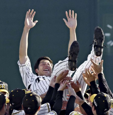 ２０１９年９月、引退セレモニーで胴上げされる横田慎太郎選手＝鳴尾浜球場