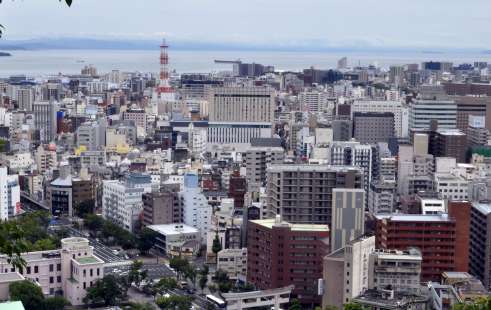 ４月に開業したセンテラス天文館（中央）と県立博物館（左下）＝１５日、城山展望台