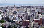 ４月に開業したセンテラス天文館（中央）と県立博物館（左下）＝１５日、城山展望台