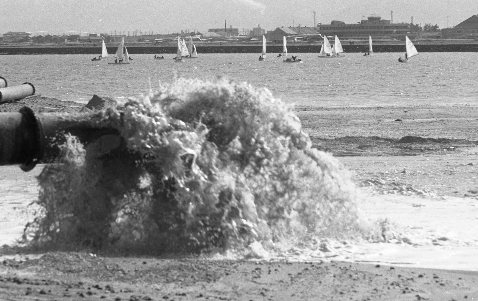 鹿児島市の与次郎ケ浜で撮影、水搬送工法による埋め立てが始まった与次郎ケ浜＝１９６７年３月２５日