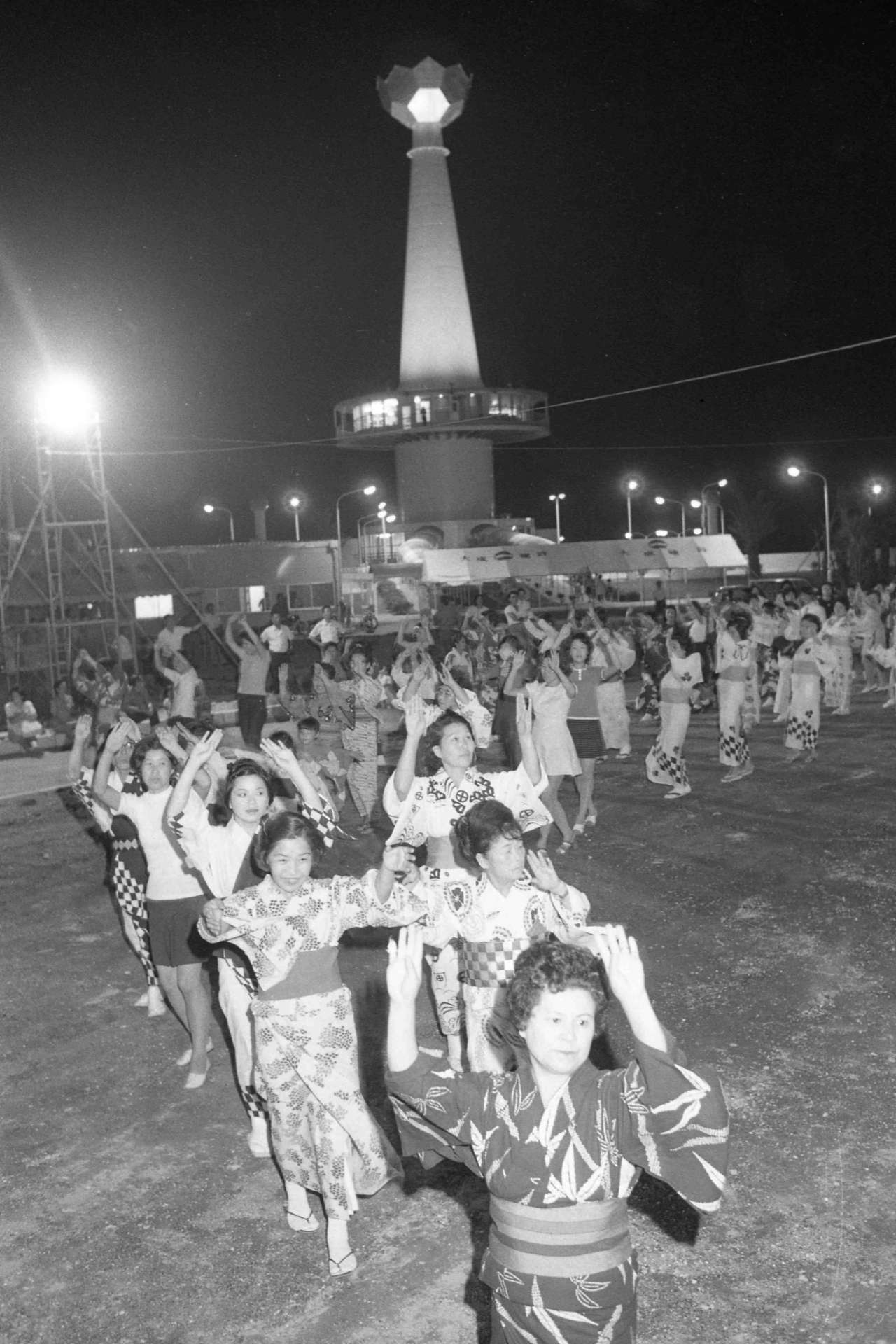 鹿児島市の与次郎ケ浜埋め立て工事の完成とレジャー施設のマリンパークが完成し１９７２年９月８日完工式があった。マリンパークの前で完成を祝って踊る人たち＝鹿児島市与次郎２丁目