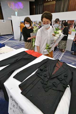 ６月１８日にあった「西郷輝彦さんをしのぶ会」で、会場に展示された衣装や遺品＝鹿児島市の城山ホテル鹿児島