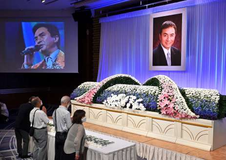 ６月１８日、西郷輝彦さんをしのび、献花台に花を手向けるファンら＝鹿児島市の城山ホテル鹿児島
