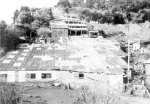 １９６５（昭和４０）年ごろの錫山鉱山。トタン屋根の作業場が広がる