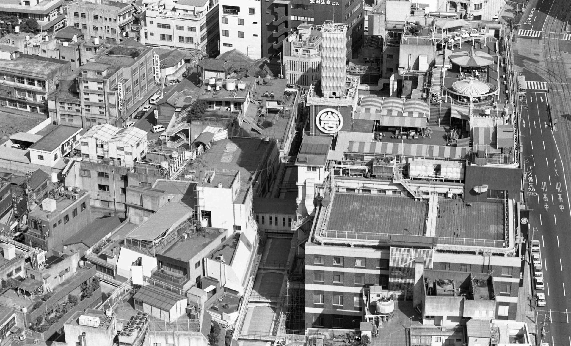 鹿児島市金生町上空から空撮。山形屋の屋上遊園地などが目立つ＝１９８３年