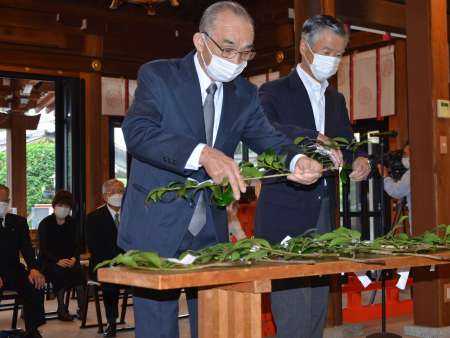 世界平和を祈り、玉串をささげる参列者＝鹿児島市の護国神社