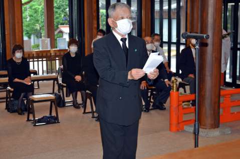犠牲者の冥福と平和の誓いを胸に、祭文を読み上げる鹿児島県沖縄戦没者慰霊会の麓川昭憲会長＝鹿児島市の護国神社