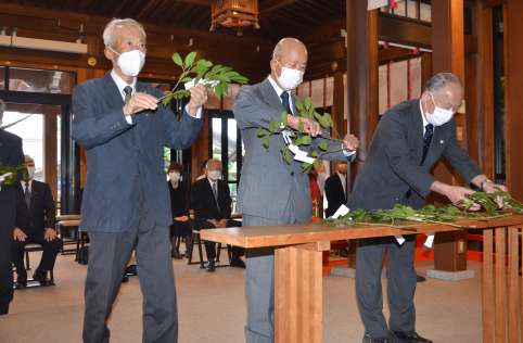 犠牲者の冥福を祈り、玉串をささげる参列者＝鹿児島市の護国神社