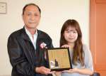 枕崎鰹節大使に認定された安武はなさん（右）＝福岡市