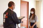 枕崎鰹節大使の認定証を受ける安武はなさん（右）＝福岡市
