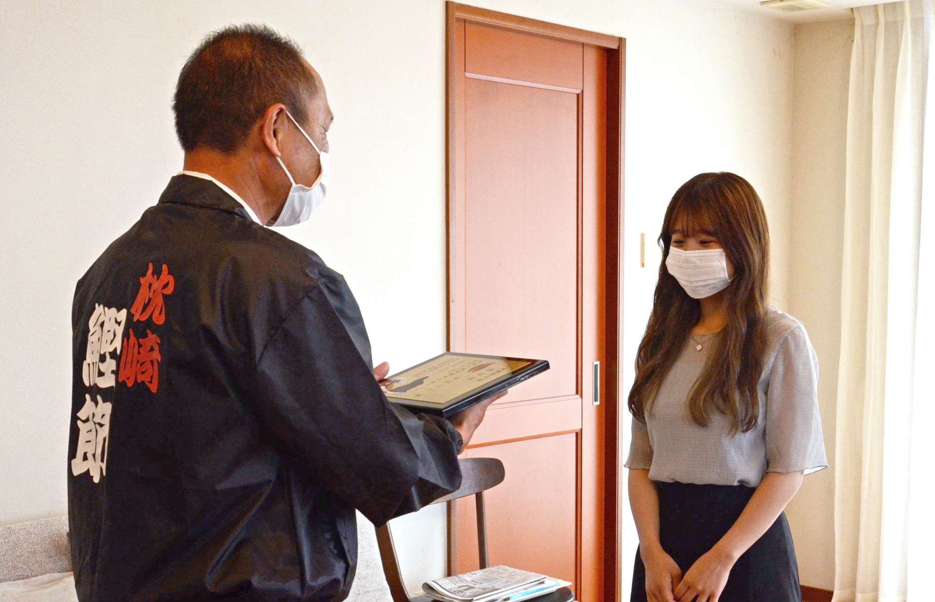 枕崎鰹節大使の認定証を受ける安武はなさん（右）＝福岡市