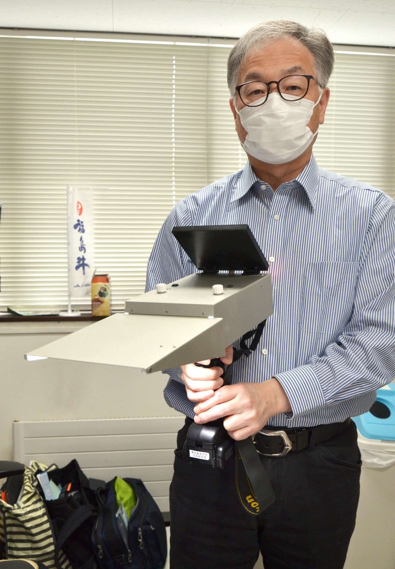 口田圭吾教授が開発している牛枝肉用カメラ。切開面に差し込んで断面を撮影できる＝５月３１日、北海道帯広市の帯広畜産大学
