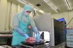 肉の断面を撮影する機械。画像からロース芯面積やサシの入り具合などのデータが自動で割り出される＝５月３１日、北海道清水町の十勝清水フードサービス