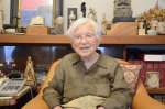 大久保利通像制作に込めた思いを語る中村晋也さん＝鹿児島市常盤１丁目