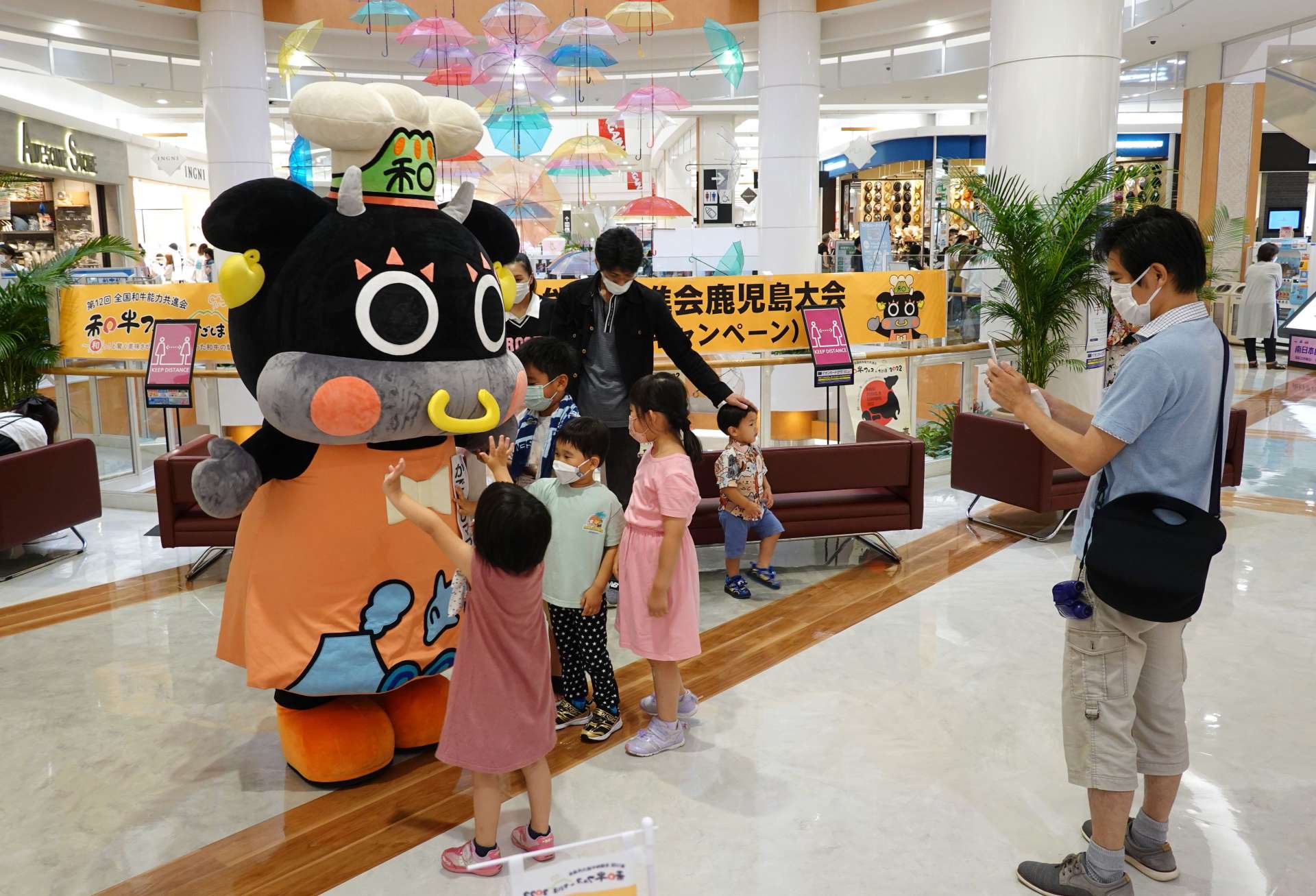全共鹿児島大会をＰＲする大会マスコットキャラクターの「かごうしママ」＝２６日、鹿児島市東開町のイオンモール鹿児島
